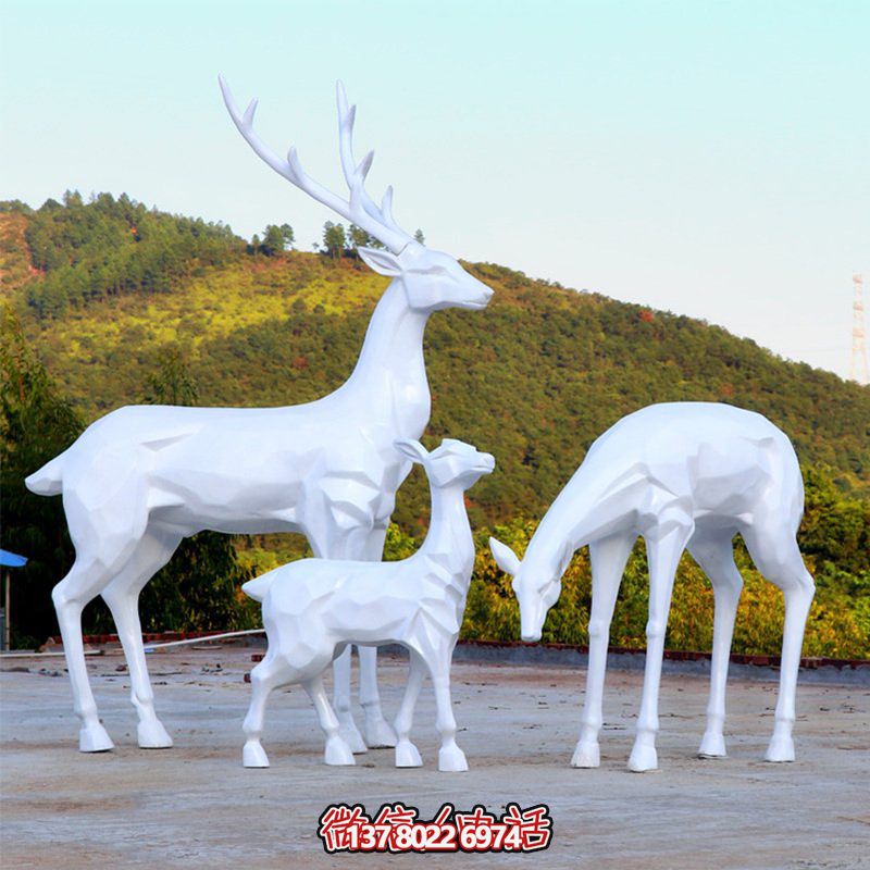 玻璃鋼梅花鹿雕塑，讓一家三口在公園戶外玩耍