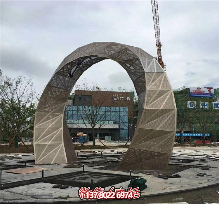 不銹鋼網(wǎng)格拱門雕塑，點(diǎn)綴廣場