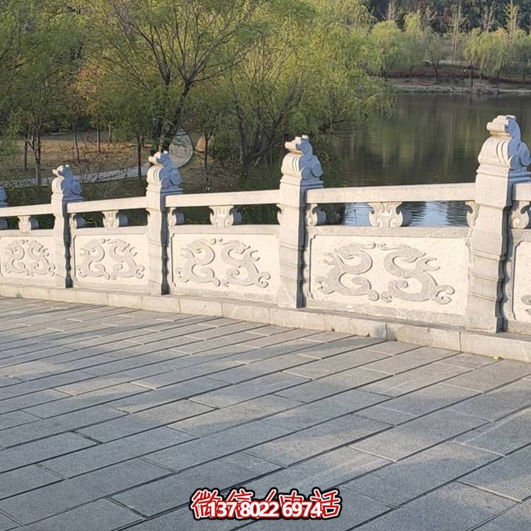 精美青石浮雕石拱橋裝飾，營造舒適安全的公園氛圍
