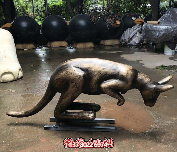 不銹鋼袋鼠雕塑，擺放于大型廣場