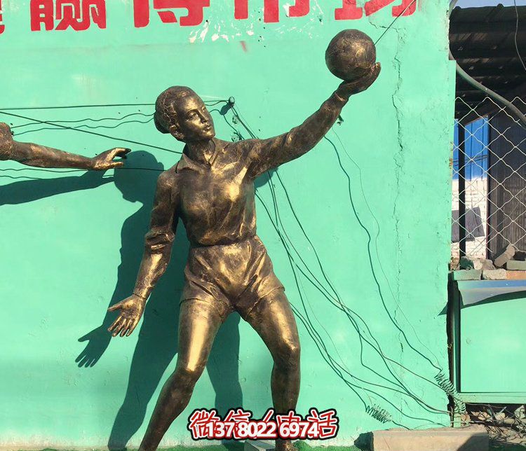 大型玻璃鋼排球?qū)W生雕塑，為廣場增添活力