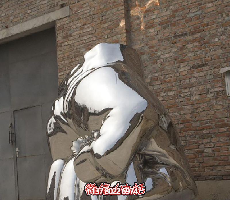 不銹鋼拳頭雕塑，為城市廣場(chǎng)增添力量與鏡面光彩