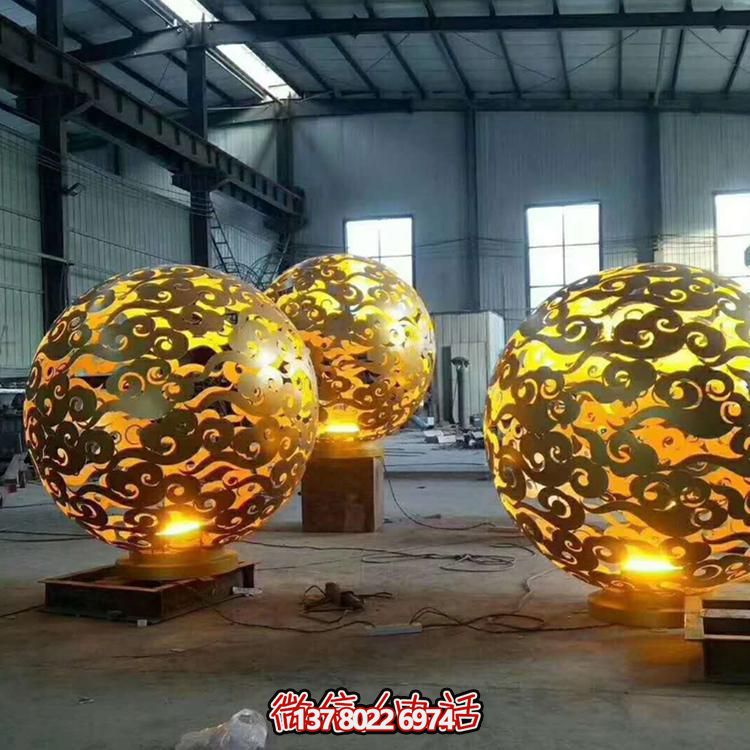 創(chuàng)意不銹鋼鏤空景觀擺件，為廣場帶來濃濃的藝術(shù)氣息