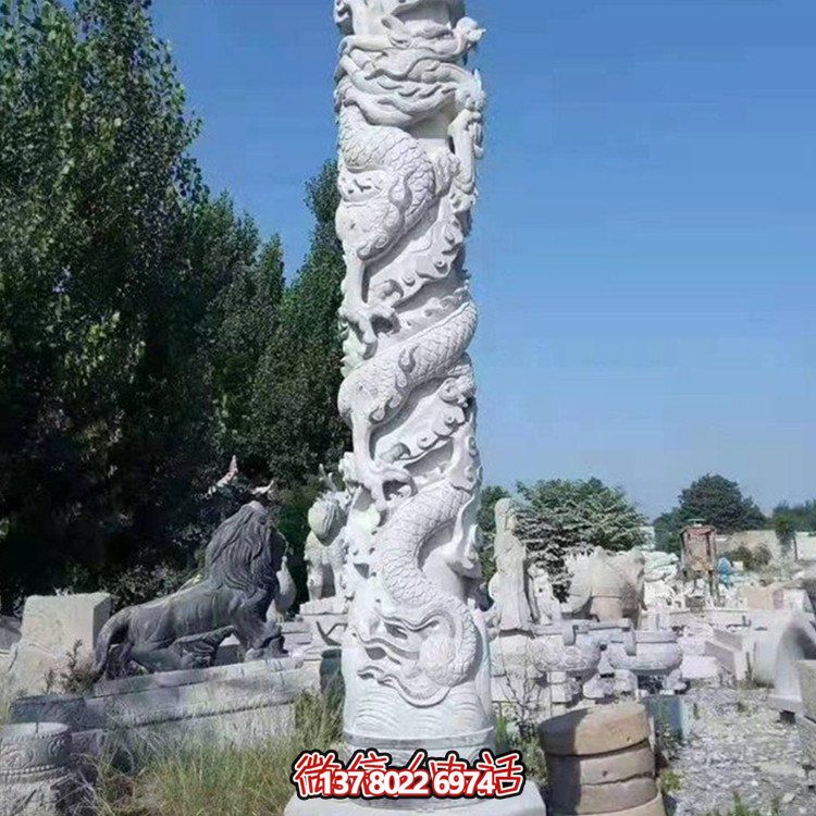 仿古石雕龍柱雕塑，為廣場增添古典魅力