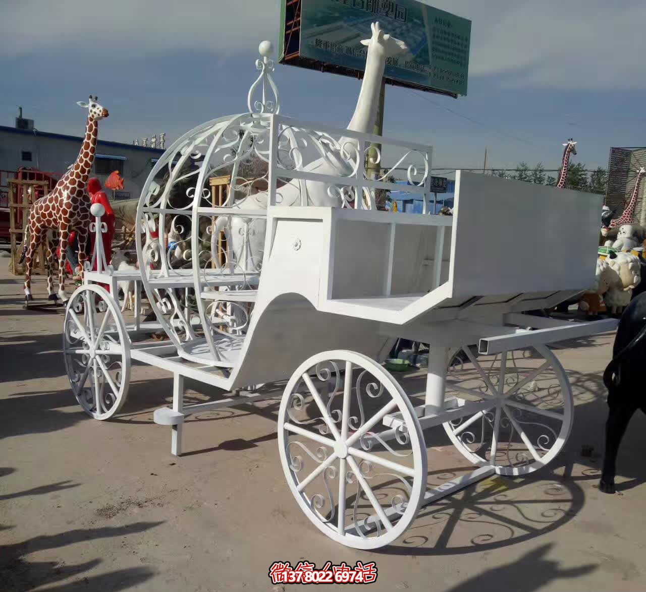 不銹鋼雕塑，精美馬車裝點(diǎn)商場(chǎng)戶外
