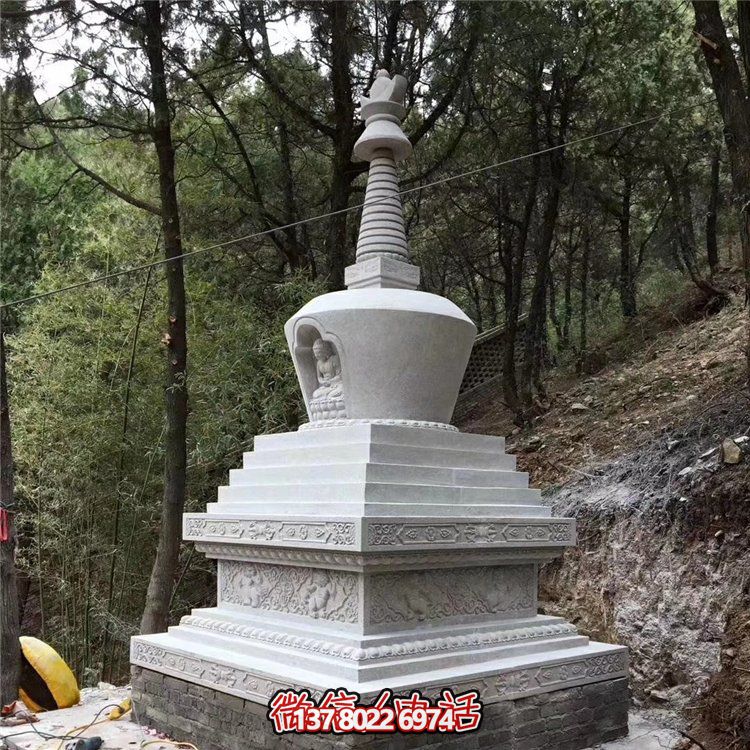 古老漢白玉石雕舍利塔，紀(jì)念古代寺廟的傳統(tǒng)藝術(shù)