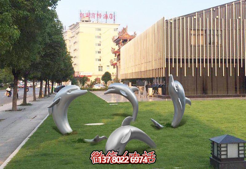 不銹鋼海豚形象雕塑，給草坪增添獨特姿態(tài)