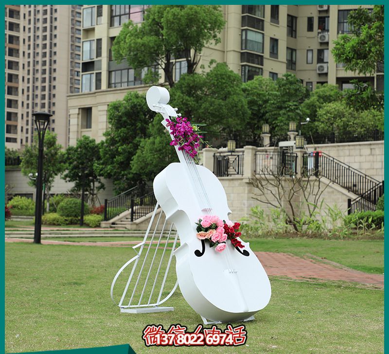 玻璃鋼雕塑，打造創(chuàng)意白色大提琴，點綴公園景區(qū)