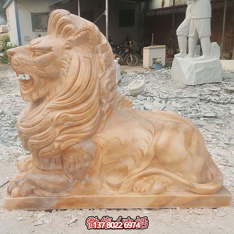 兇猛獅子紅石雕臥著雕塑，為公園景區(qū)添彩晚霞之美