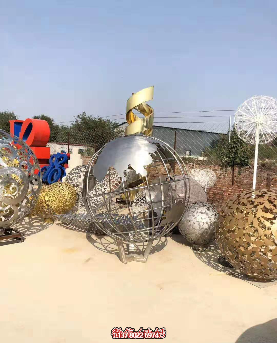 不銹鋼拋光地球儀雕塑，營造公園游樂場氛圍