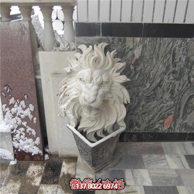 豪華別墅大型紅石獅子雕塑，園林景觀完美呈現(xiàn)