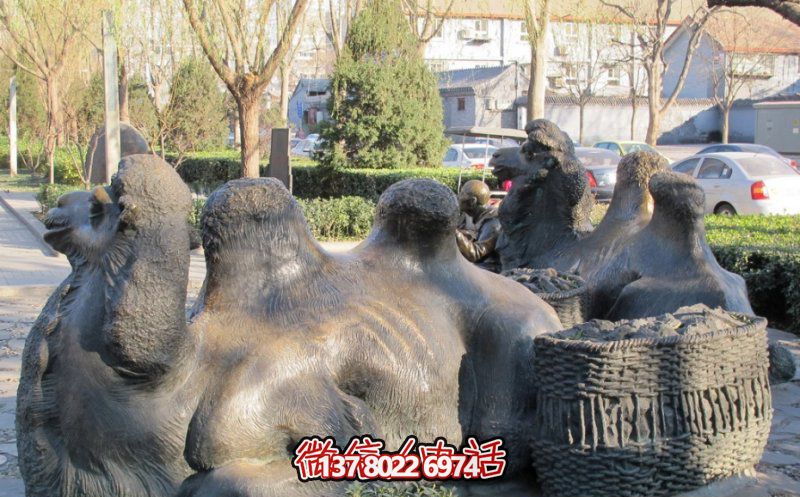 玻璃鋼駱駝雕塑，欣賞公園里歪頭看玻璃創(chuàng)意