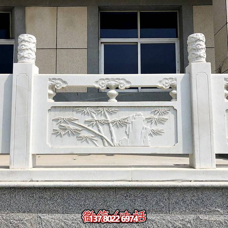 精致古典庭院雕飾浮雕石柱、欄桿、欄板，營造溫馨園林