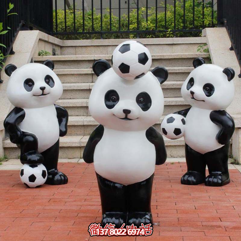可愛熊貓雕塑，擺放玻璃鋼足球，為庭院添彩