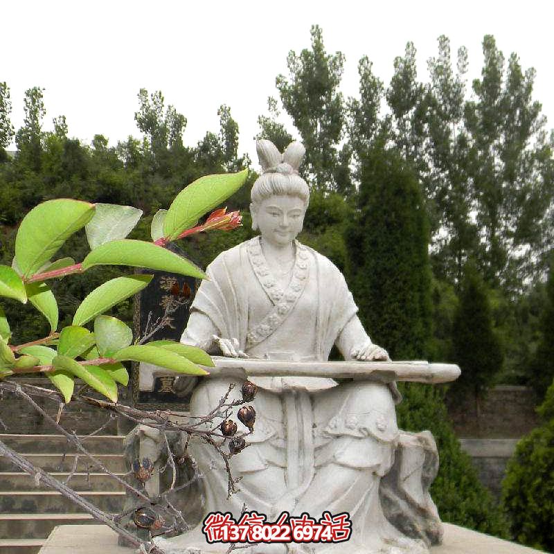 彈琴游玩古代景區(qū)，感受石雕雕塑之美