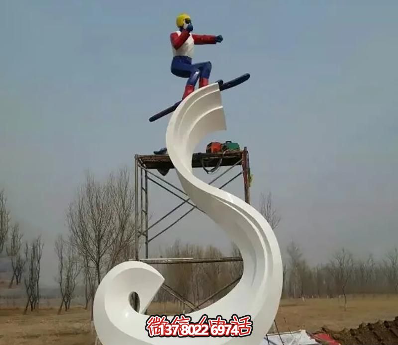 彩繪不銹鋼雕塑，把滑雪運動主題人物雕刻到廣場上