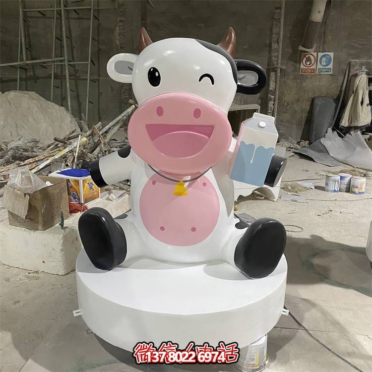 玻璃鋼雕塑，營(yíng)造優(yōu)雅卡通奶牛公仔氣氛
