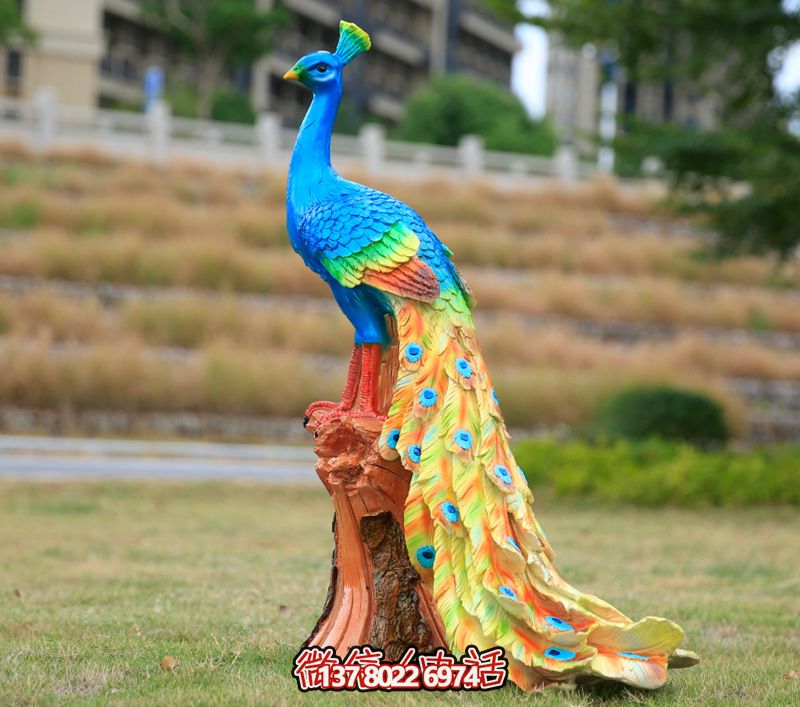 玻璃鋼孔雀雕塑，點(diǎn)綴公園草坪