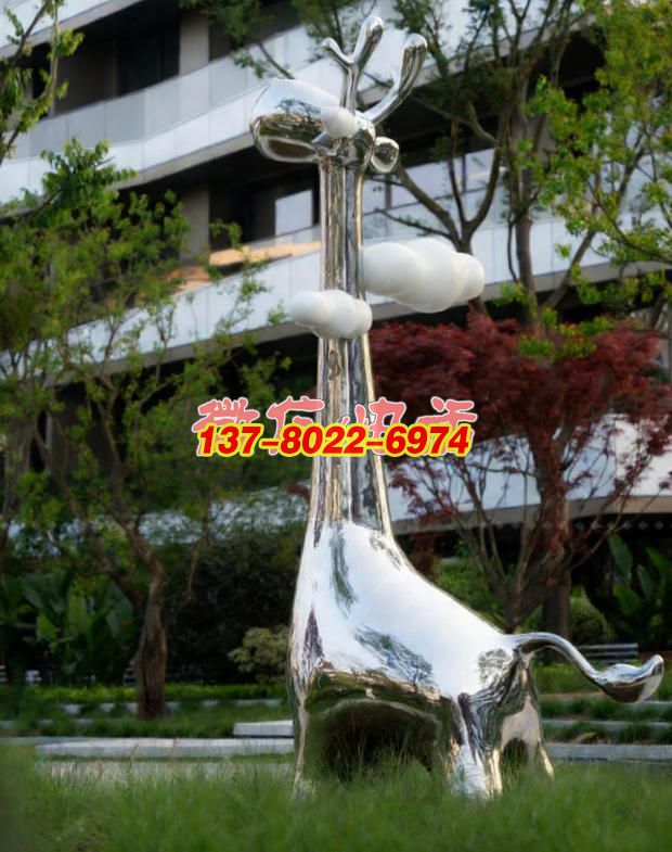 《云棲靈鹿》：鏡面銀鹿載云而立，融現(xiàn)代建筑與自然意趣的創(chuàng)意景觀